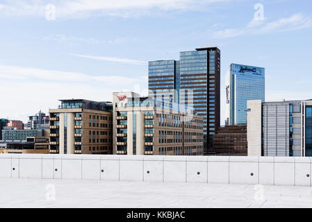 Oslo, Norvegia sulla luglio 09, 2010. vista sul teatro dell'opera. piastrelle bianche, windows e cielo blu. uso editoriale. Foto Stock