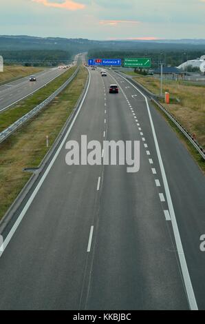 RUDNO, POLONIA - 13 AGOSTO 2017: Traffico stradale sull'autostrada A4 in Polonia. Foto Stock