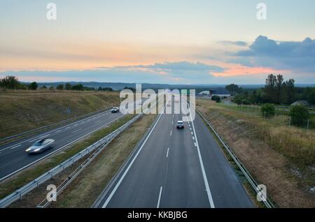 RUDNO, POLONIA - 13 AGOSTO 2017: Traffico stradale sull'autostrada A4 in Polonia. Foto Stock