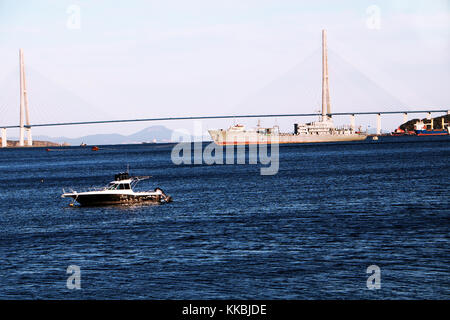 La RUSSIA, Vladivostok, 27.09.20017. Vista sul Golden Bridge a Vladivostok in città con una nave e un po' di yacht nella baia. Foto Stock