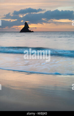 Sunrise landsdcape di idilliaci broadhaven Bay beach Il Pembrokeshire Coast in Galles Foto Stock