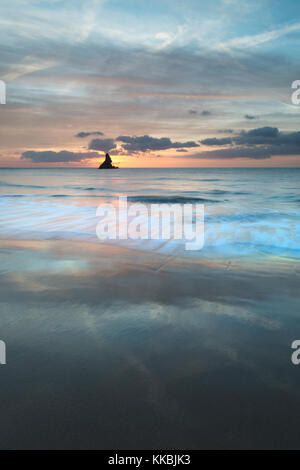 Sunrise landsdcape di idilliaci broadhaven Bay beach Il Pembrokeshire Coast in Galles Foto Stock