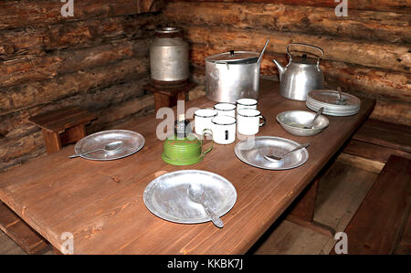 Sala da pranzo di partigiani russi in piroga della II Guerra Mondiale. Militari cucina di guerriglia in piroga interrior. Foto Stock