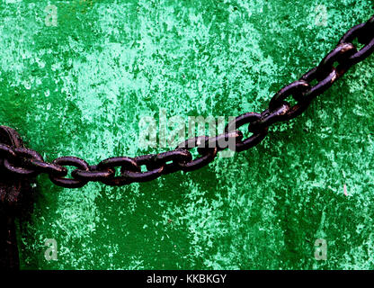 Vecchia catena pesante sul green grunge parete dipinta Foto Stock