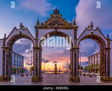 Portas da cidade - il simbolo della città di Ponta Delgada nell isola Sao Miguel nelle Azzorre, Portogallo Foto Stock