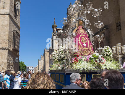 Cordoba, Provincia di Cordoba, Andalusia, Spagna meridionale. Processione religiosa in Calle Torrijas, passando per il muro occidentale della moschea. L'istore Foto Stock