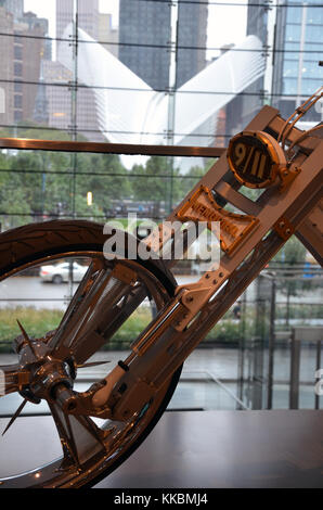 Un 9/11 Memorial trinciatore è sul display al posto di Brookfield, nella parte superiore del giardino d'inverno scale, Massa Zreo, New York City. Foto Stock