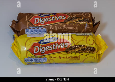 Pacchetto di McVities Banoffee caramello lungo il lato del caffè biscotti al caramello su uno sfondo bianco, Regno Unito 2017 Foto Stock