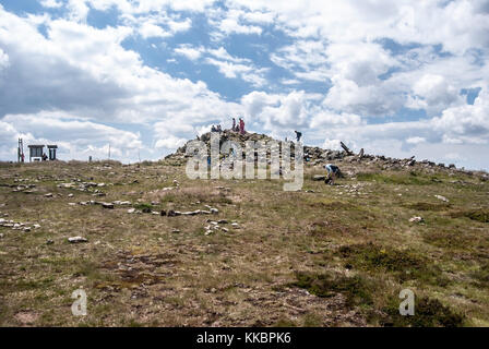 Kralicky sneznik (snieznik) hill vertice sul ceco - frontiere polacche durante la giornata estiva con cielo blu e nuvole Foto Stock