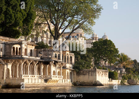 Dettagli architettonici del palazzo di città visto dal Lago Pichola, Udaipur, Rajasthan Foto Stock