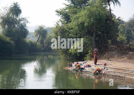 Donne che svolgono servizio lavanderia presso il river ghats a Bijaipur village, Rajasthan, India Foto Stock