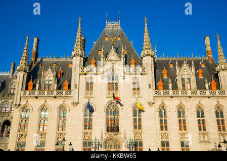 Edificio Neogothical della provincia corte - Provinciaal Hof, sulla piazza del mercato di Bruges, Belgio Foto Stock