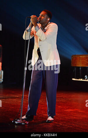 MIAMI BEACH, FL - SETTEMBRE 13: Leon Bridges suona sul palco alla Fillmore Miami Beach il 13 settembre 2016 a Miami Beach, Florida. Persone: Leon Bridges Foto Stock