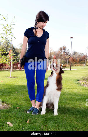 La ragazza del cane di formazione femminile Foto Stock