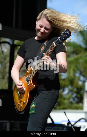 BOCA RATON, GENNAIO - 17: Joanne Shaw Taylor si esibisce durante il Sunshine Music Festival al Mizner Park Amphitheatre il 17 gennaio 2016 a Boca Raton, Florida. Persone: Joanne Shaw Taylor Foto Stock