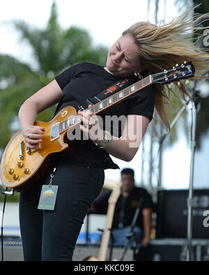 BOCA RATON, GENNAIO - 17: Joanne Shaw Taylor si esibisce durante il Sunshine Music Festival al Mizner Park Amphitheatre il 17 gennaio 2016 a Boca Raton, Florida. Persone: Joanne Shaw Taylor Foto Stock