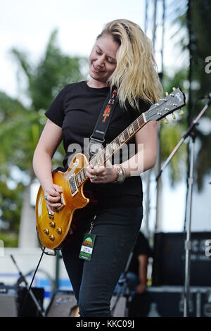 Boca Raton, gennaio - 17: joanne shaw taylor esegue durante il sunshine music festival di Mizner Park anfiteatro sul gennaio 17, 2016 in Boca Raton, Florida. persone: joanne shaw taylor Foto Stock