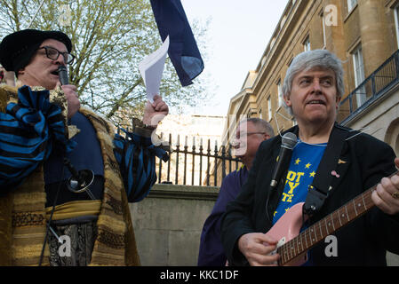 07/04/2017 - No10 Veglia protestare contro Brexit a Whitehall, Londra. Foto Stock