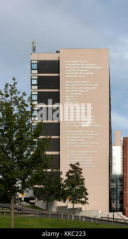 Poema del poeta Laureate Andrew Motion cosa succede se? Sul lato dell'Owen Building presso la Sheffield Hallam University, Sheffield, Regno Unito - Settembre 2013 Foto Stock