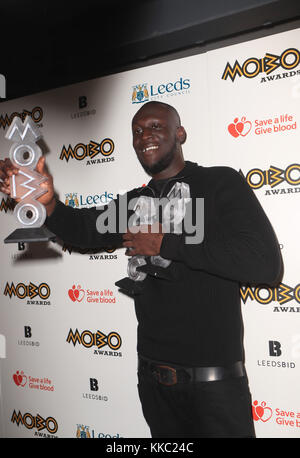 Stormzy con il suo miglior maschio, miglior album e miglior grime i premi star al ventiduesimo Mobo Awards tenutosi a Leeds prima diretta Arena, argilla Pit Lane, Leeds. Foto Stock