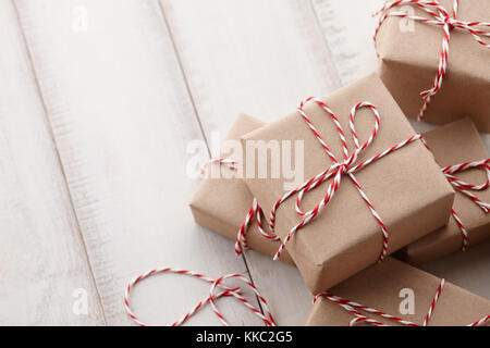 Regalo di natale o attuali box avvolti in carta kraft Foto Stock