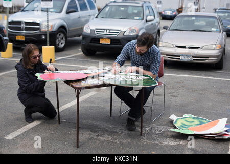 Brooklyn New York, NY, Stati Uniti d'America - 23 Aprile 2017: il cibo e la Fattoria di gruppi di giustizia fare cartelli e striscioni per il popolo del clima marzo in c.c. Foto Stock