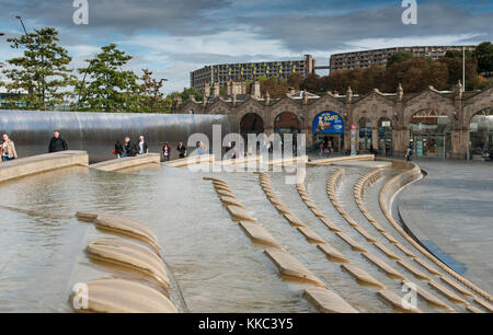 Cascata di acqua al di fuori della stazione di Sheffield in fascio quadrato con park hill station wagon in background - sheffield south yorkshire, Regno Unito - agosto 2013 Foto Stock