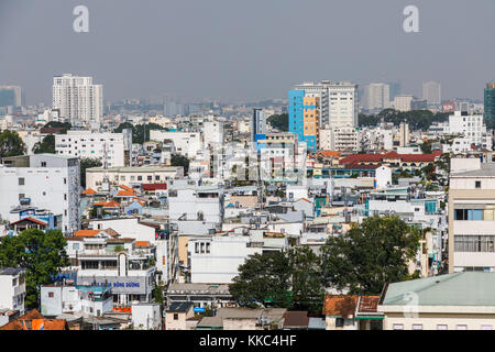 Vista panoramica sul centro di Saigon centrale preso dal tetto del Sofitel Saigon Plaza Hotel, Ho Chi Minh City, Vietnam del sud su una mattina smoggy Foto Stock