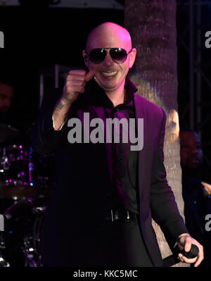 BAL HARBOUR, FL - MARZO 05: Armando Christian Perez, meglio conosciuto con il suo nome di scena Pitbull, è un rapper americano. Pitbull si esibisce il 5 marzo 2016 a Bal Harbour, Florida People: Pitbull Foto Stock