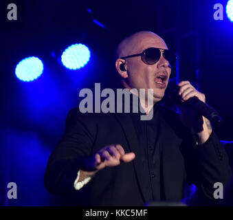 BAL HARBOUR, FL - MARZO 05: Armando Christian Perez, meglio conosciuto con il suo nome di scena Pitbull, è un rapper americano. Pitbull si esibisce il 5 marzo 2016 a Bal Harbour, Florida People: Pitbull Foto Stock