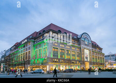 Vista del famoso grande magazzino Kaufhaus des Westens o KaDeWe a Natale sulla famosa strada dello shopping Tauenzienstrasse , a Berlino, Germania. Foto Stock