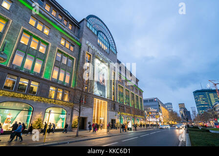 Vista del famoso grande magazzino Kaufhaus des Westens o KaDeWe a Natale sulla famosa strada dello shopping Tauenzienstrasse , a Berlino, Germania. Foto Stock