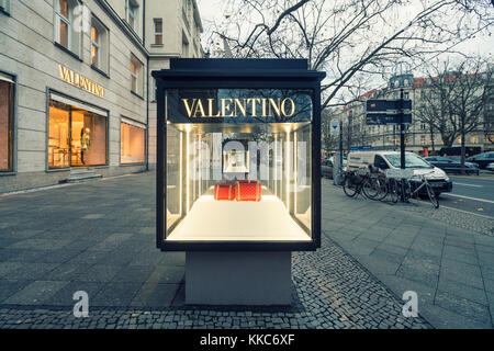 Vetrina in vetro che mostra borse per lusso Valentino boutique sulla famosa strada dello shopping Kurfurstendamm , Kudamm, a Berlino, Germania. Foto Stock