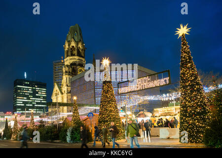 Tradizionale mercatino di Natale di notte a Breitscheidplatz nel 2017 a Berlino, Germania Foto Stock