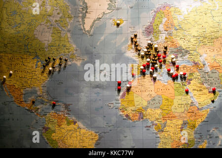 Immagine della mappa del mondo concetto di viaggio con molte puntine perni  Foto stock - Alamy