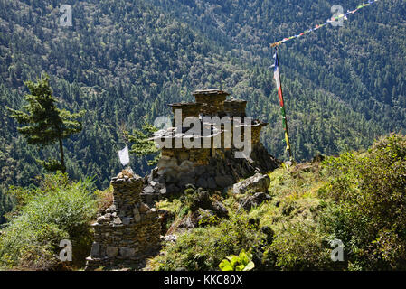 Trekking vicino al confine del Tibet nella remota valle tsum, Nepal Foto Stock