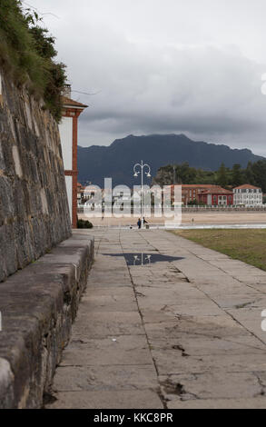 Una via la luce viene riflessa in una pozza Foto Stock