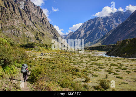 Trekking vicino al confine del Tibet nella remota valle Tsum, Nepal Foto Stock