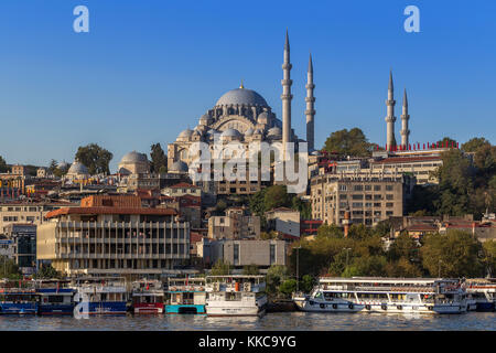 Colorata vita cityscape di lo stretto del Bosforo Istanbul Turchia. Foto Stock