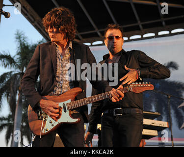 SUNRISE FL - 04 LUGLIO: Jamie West-Oram, Cy Curnin del Fixx si esibisce durante la celebrazione City of Sunrise del 4 luglio presso il BB&T Center il 4 luglio 2015 a Sunrise, Florida. Persone: Jamie West-Oram, Cy Curnin Foto Stock