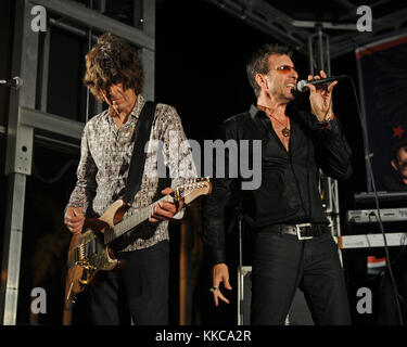 SUNRISE FL - 04 LUGLIO: Jamie West-Oram, Cy Curnin del Fixx si esibisce durante la celebrazione City of Sunrise del 4 luglio presso il BB&T Center il 4 luglio 2015 a Sunrise, Florida. Persone: Jamie West-Oram, Cy Curnin Foto Stock