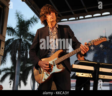 SUNRISE FL - 04 LUGLIO: Jamie West-Oram del Fixx si esibisce durante la celebrazione City of Sunrise del 4 luglio presso il BB&T Center il 4 luglio 2015 a Sunrise, Florida. Persone: Jamie West-Oram Foto Stock