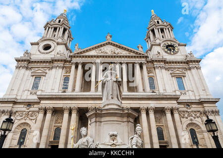 Statua di Queen Anne (1665-1714), di fronte alla cattedrale di St Paul. London, England, Regno Unito Foto Stock