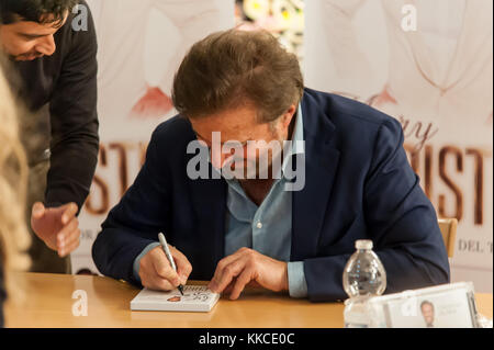 Napoli, Italia. 28 nov, 2017. Christian De Sica firma i suoi album Christian De Sica famoso attore italiano presenta il suo album 'buon cristiano" con una rassegna di undici Natale classico credito: sonia brandolone/ Pacifico premere/alamy live news Foto Stock