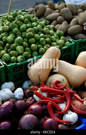 Una varietà di verdure fresche in vendita presso una strada del mercato di Machynlleth, Galles. Foto Stock