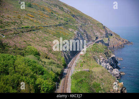 Stazione ferroviaria Dart in esecuzione attraverso gallerie a bray headland Foto Stock