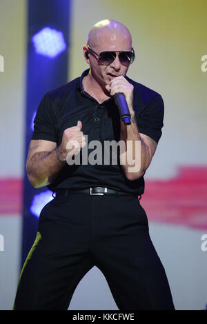 MIAMI, FL - NOVEMBRE 07: Pitbull suona sul palco a iHeartradio Fiesta Latina presso l'American Airlines Arena il 7 novembre 2015 a Miami, Florida. Persone: Pitbull Foto Stock