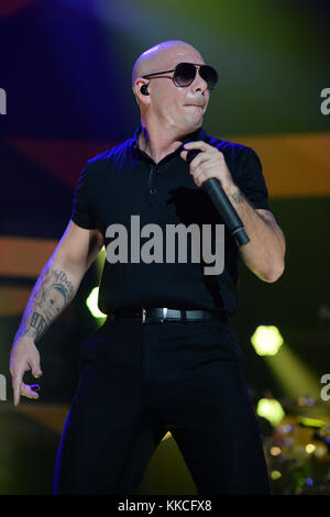 MIAMI, FL - NOVEMBRE 07: Pitbull suona sul palco a iHeartradio Fiesta Latina presso l'American Airlines Arena il 7 novembre 2015 a Miami, Florida. Persone: Pitbull Foto Stock