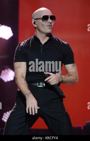 MIAMI, FL - NOVEMBRE 07: Pitbull suona sul palco a iHeartradio Fiesta Latina presso l'American Airlines Arena il 7 novembre 2015 a Miami, Florida. Persone: Pitbull Foto Stock