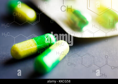 Le compresse di antidolorifico con formula chimica in background - healtcare e medicina Foto Stock